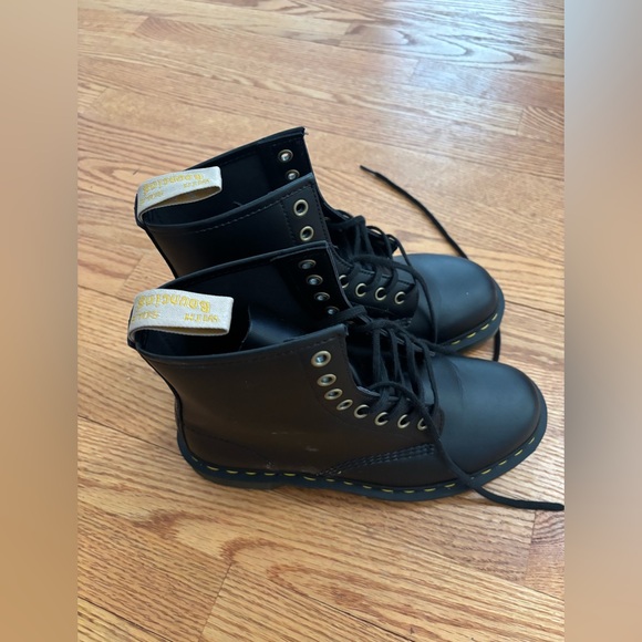 Dr. Martens Shoes - LIKE NEW doc martens boots